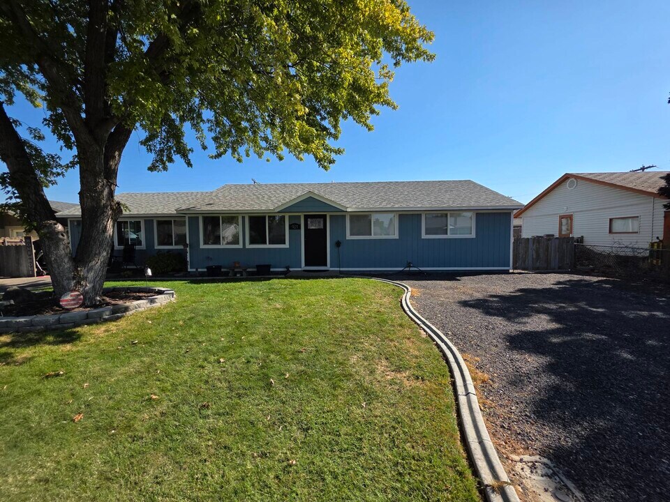 921 S Green St in Kennewick, WA - Foto de edificio
