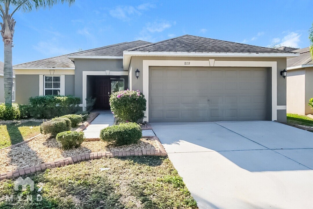 8133 Alamosa Wood Ave in Ruskin, FL - Foto de edificio