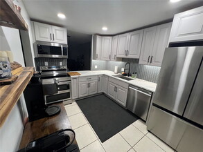 417 Lakeview Dr in Weston, FL - Building Photo - Building Photo