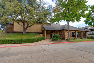 The Cloisters in Arlington, TX - Building Photo - Building Photo