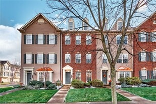 704 Park Plaza E, Unit 10-2074 in Wexford, PA - Building Photo