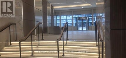 5105 Hurontario St in Mississauga, ON - Building Photo - Building Photo