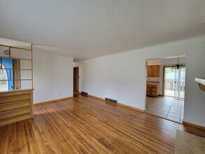402 Beverly Hills St in Waterloo, IA - Building Photo - Building Photo