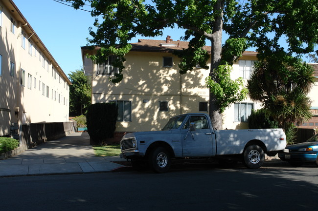 1218 Floribunda Ave in Burlingame, CA - Foto de edificio - Building Photo