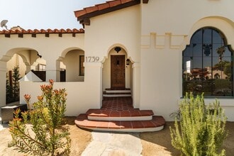 1739 S Ogden Dr in Los Angeles, CA - Foto de edificio - Building Photo