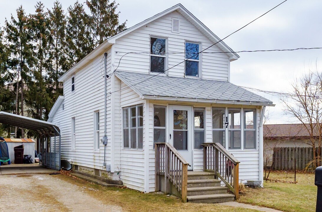17 Sylvan St in Battle Creek, MI - Building Photo