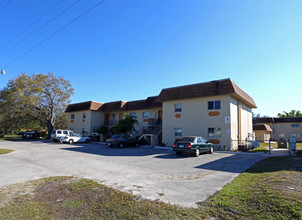 665 Marsh Ave in Ft. Myers, FL - Foto de edificio - Building Photo