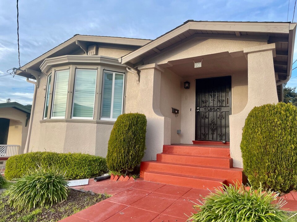 730 Brooklyn Ave in Oakland, CA - Building Photo
