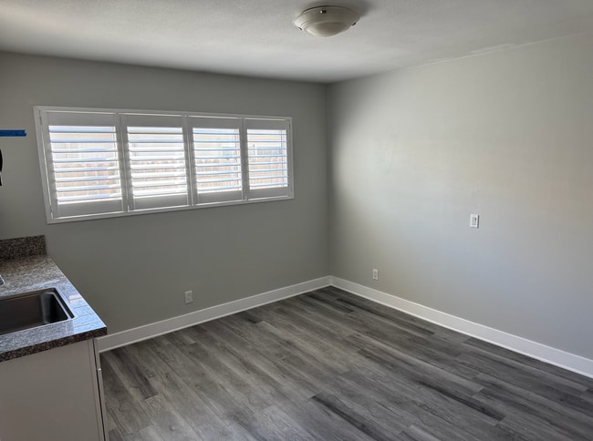 8542 Hollister St in Ventura, CA - Foto de edificio - Building Photo