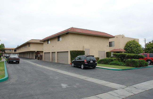 La Mancha Apartments in Costa Mesa, CA - Foto de edificio - Building Photo