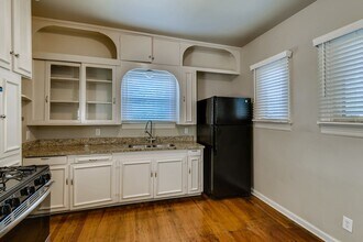 2040 W Mistletoe Ave in San Antonio, TX - Foto de edificio - Building Photo