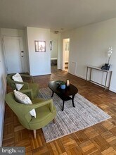 1587 N Colonial Terrace, Unit 204X in Arlington, VA - Foto de edificio - Building Photo
