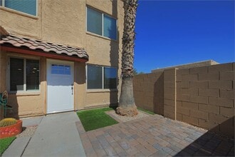 948 S Alma School Rd, Unit 61 in Mesa, AZ - Foto de edificio - Building Photo