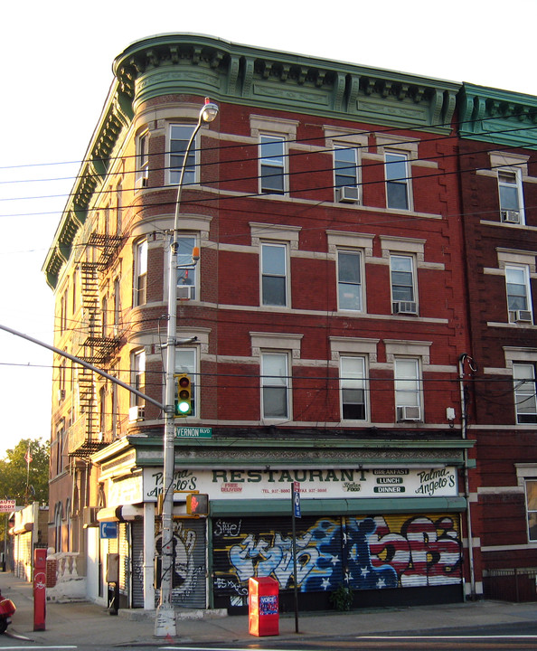 36-01 Vernon Blvd in Long Island City, NY - Foto de edificio