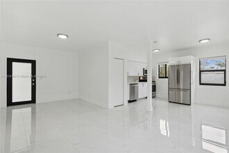 8010 Crespi Blvd in Miami Beach, FL - Building Photo - Building Photo