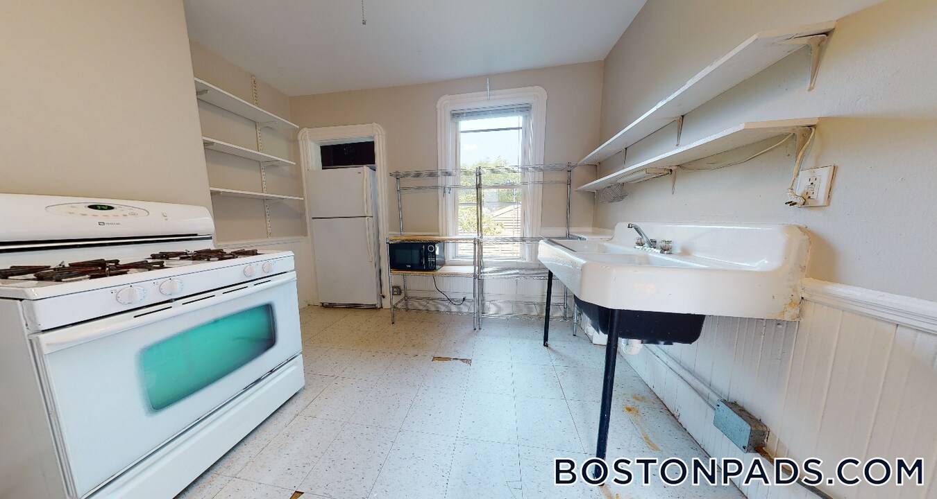 568 Greene St in Cambridge, MA - Building Photo