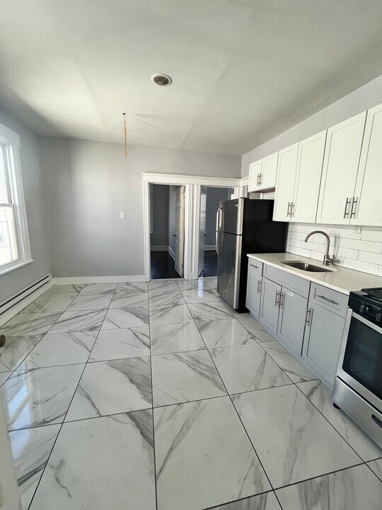 476 Kennedy Blvd, Unit 2F in Bayonne, NJ - Building Photo