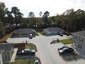 615 Hayman St in Huntsville, TX - Foto de edificio - Building Photo