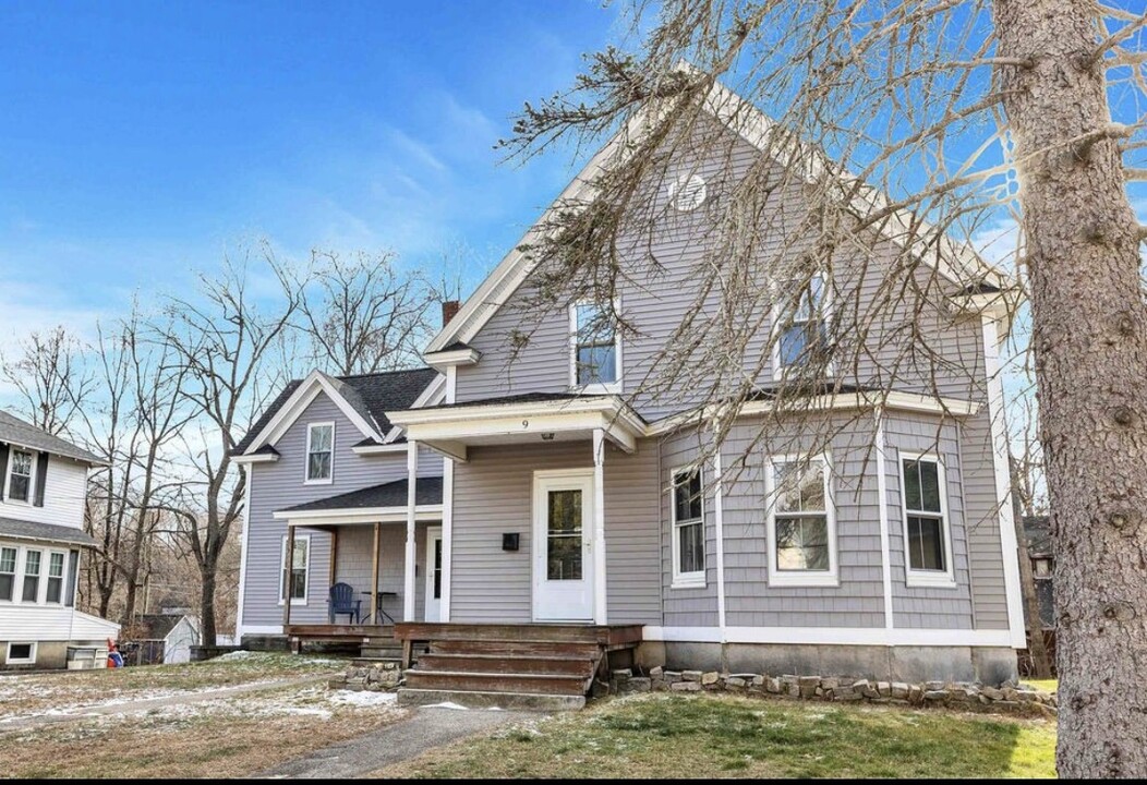 9 Willow St in Milford, NH - Building Photo