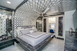 5711 Sugar Hill Dr in Houston, TX - Building Photo