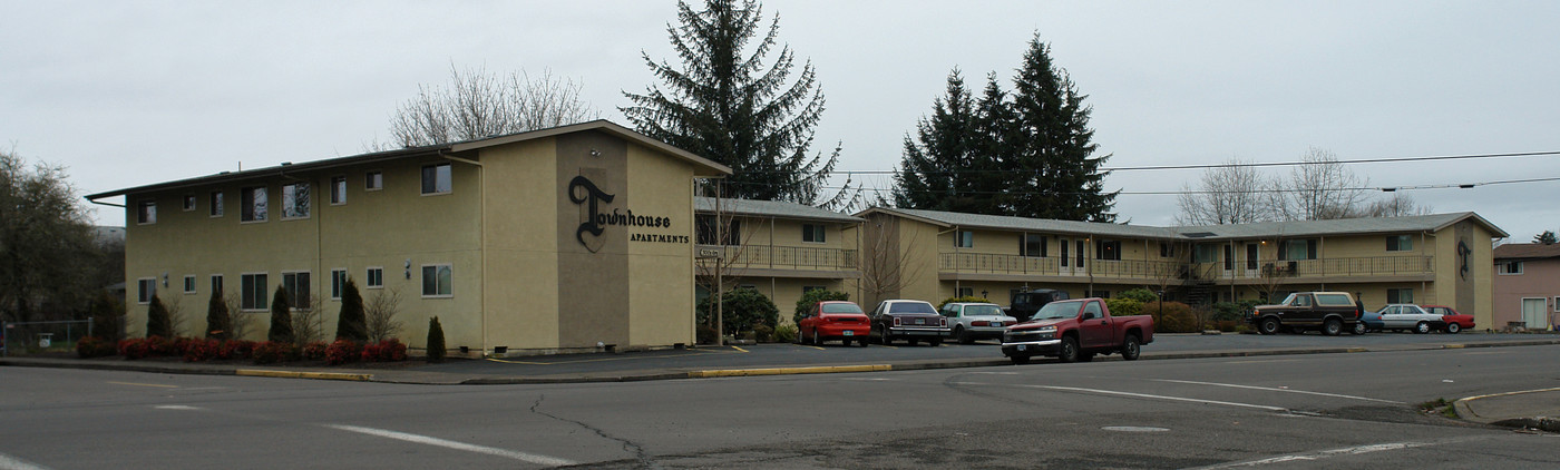 Boysen Townhouse Apartments in Junction City, OR - Foto de edificio