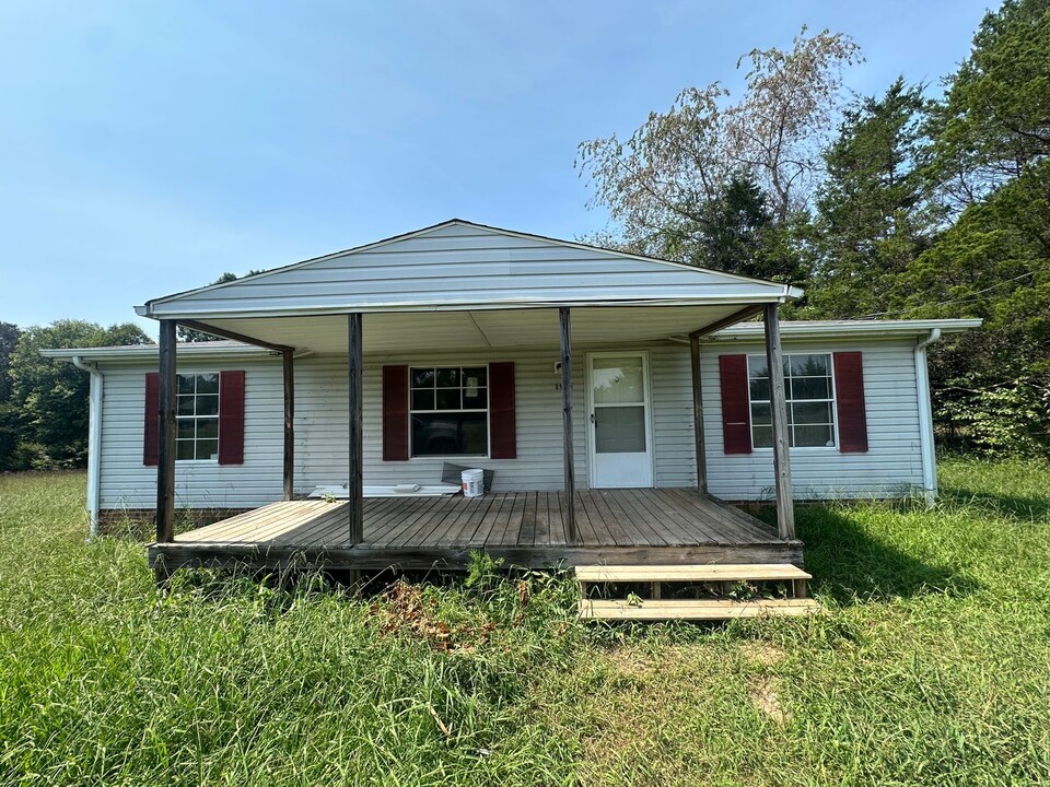 1940 Country Club Rd in Hurt, VA - Foto de edificio