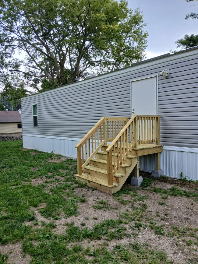 property at 920 E North St