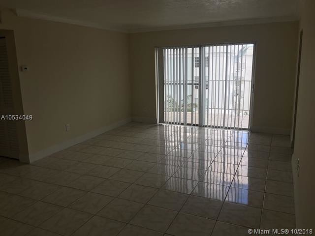 496 NW 165th St-Unit -D-616 in Miami, FL - Building Photo