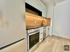 138 Frost St in Brooklyn, NY - Building Photo - Building Photo