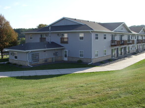 River Run Apartments in Black River Falls, WI - Foto de edificio - Building Photo