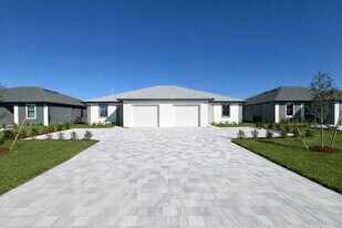 617 SE 9th St in Cape Coral, FL - Building Photo