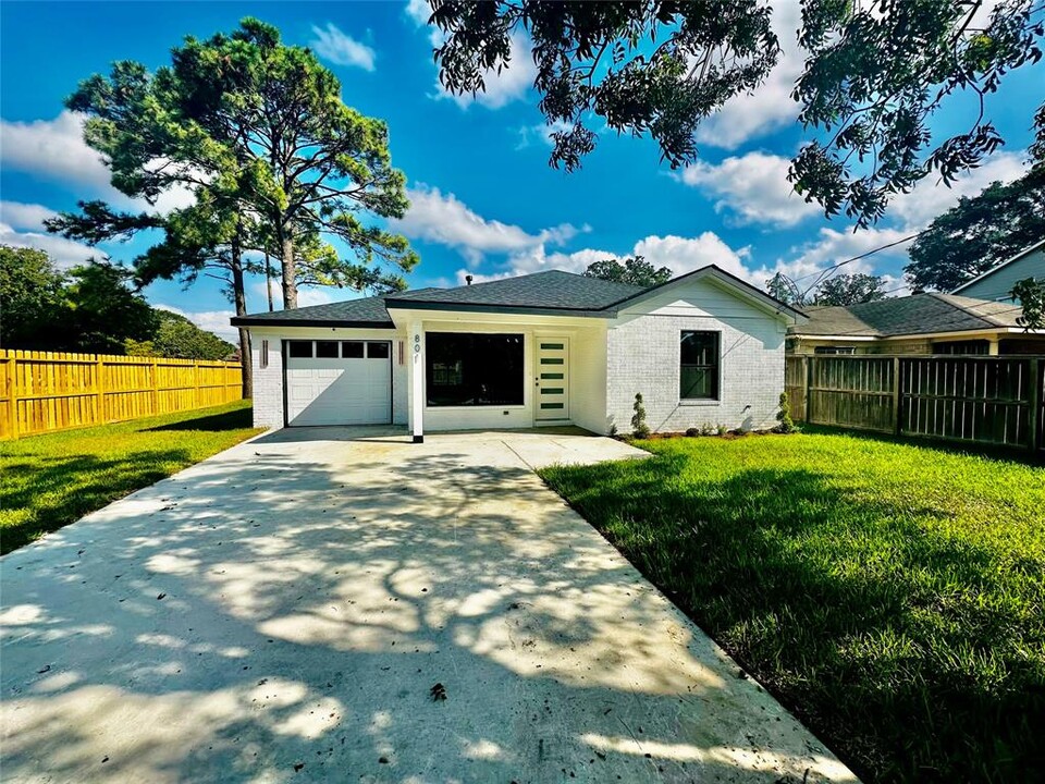 801 Woodard St in Houston, TX - Building Photo