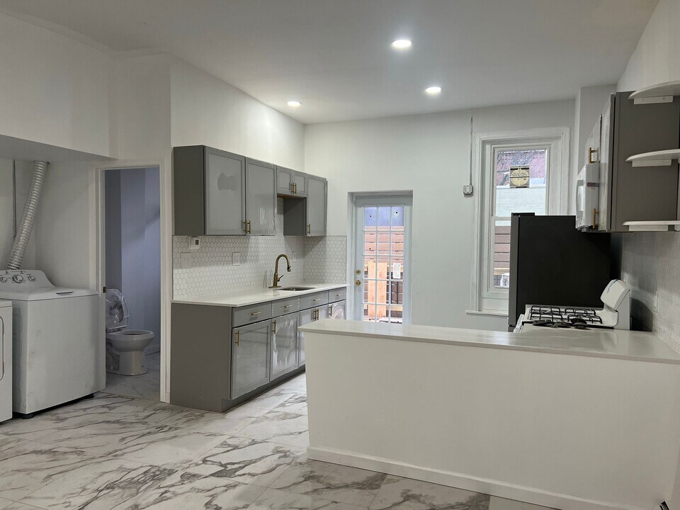 644 South St, Unit 1 in Philadelphia, PA - Building Photo