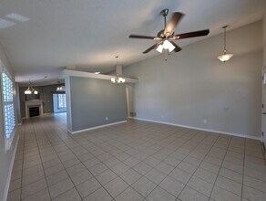 1731 Ivalea Cir in Navarre, FL - Foto de edificio - Building Photo