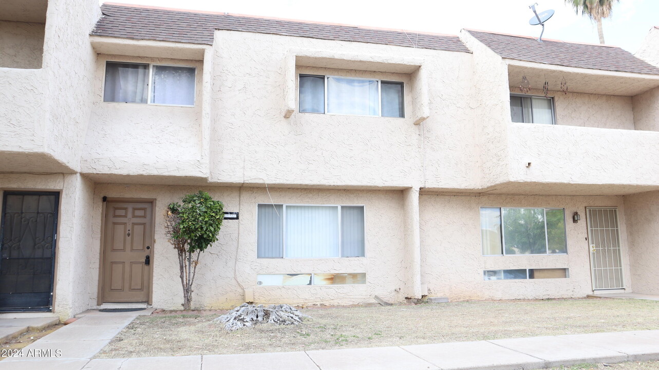 2233 W Farmdale Ave in Mesa, AZ - Building Photo