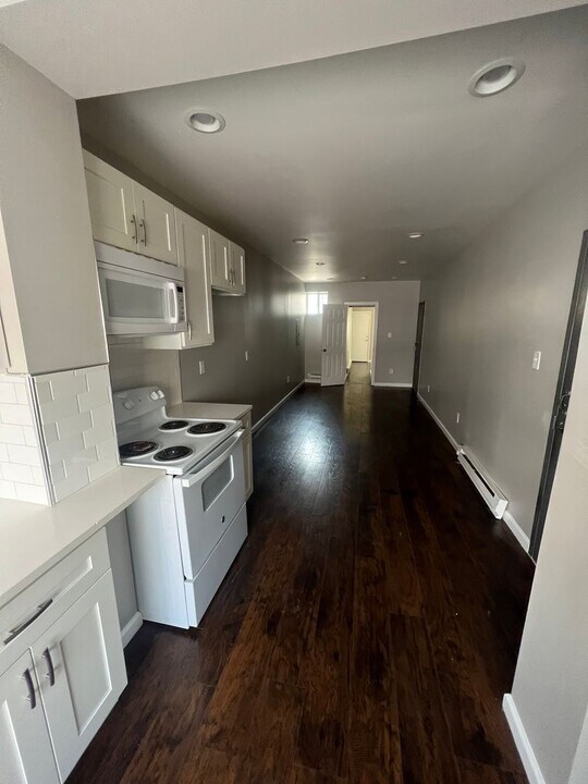 908 E Schiller St in Philadelphia, PA - Building Photo