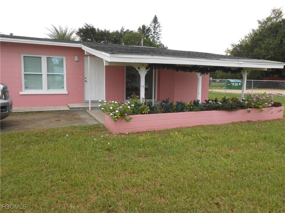 120 Lee Blvd in Lehigh Acres, FL - Building Photo