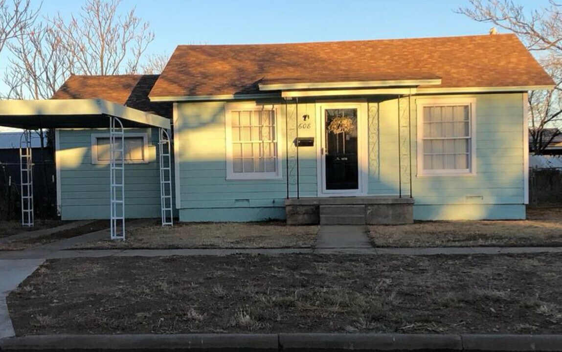 608 Xenia St in Plainview, TX - Building Photo