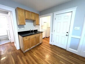 130 Grove St, Unit 2 in Boston, MA - Building Photo - Building Photo