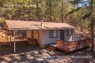 4950 W Griffin Creek Rd in Medford, OR - Building Photo