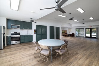 55+ Senior Living at Quail Creek Apartments in Escondido, CA - Foto de edificio - Interior Photo