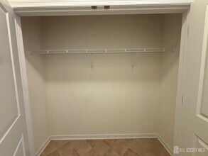 542 E Celebration Way in South Plainfield, NJ - Foto de edificio - Building Photo