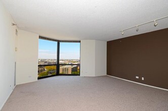 1000 N La Salle Dr, Unit 907 in Chicago, IL - Building Photo - Building Photo