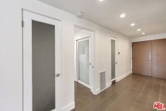 723 Westmount Dr in West Hollywood, CA - Building Photo - Building Photo