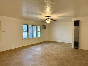 219 Moore St in Navasota, TX - Building Photo - Building Photo