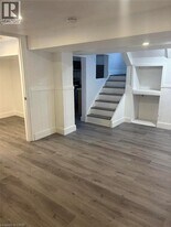 44 W 4th St in Hamilton, ON - Building Photo