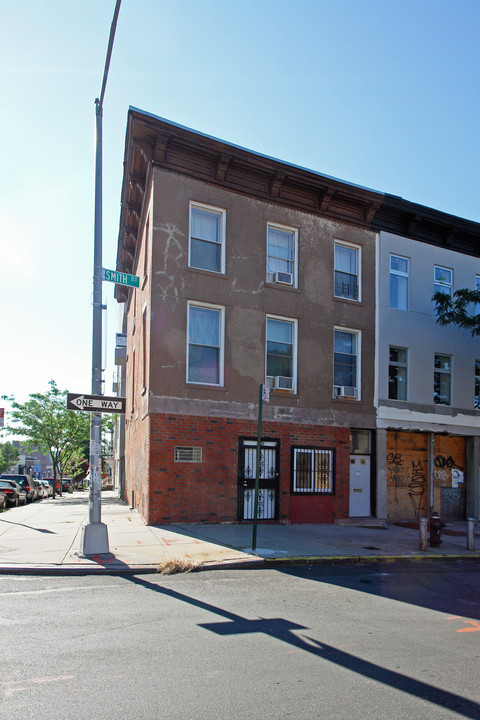 405 Smith St in Brooklyn, NY - Building Photo