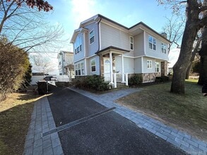 30 Sintsink Dr E in Port Washington, NY - Building Photo - Building Photo