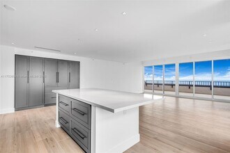 251 Crandon Blvd in Key Biscayne, FL - Building Photo - Building Photo
