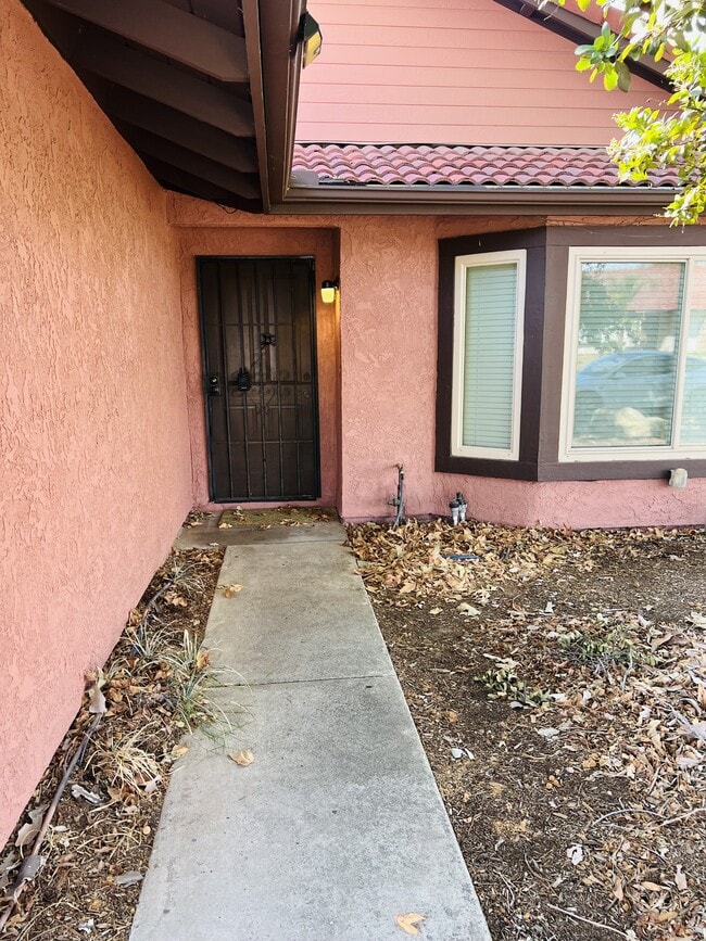 15721 Shadow Mountain Ln in Lake Elsinore, CA - Foto de edificio - Building Photo